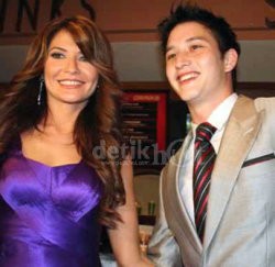 Menenteng Blangkon, Mike Lewis Malas Bicarakan Pernikahan