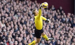 Van der Sar Tak Tergoda Piala Dunia