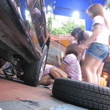 Sekedar Ganti Ban, Para Wanita Kini Sejago Lelaki