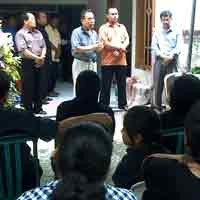 Suasana Duka Selimuti Rumah Keluarga Buang Manalo