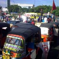 Sopir Taksi dan Bajaj Bawa 85 Armada Demo di Depan DPR