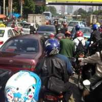 Jl Gatot Subroto Tertutup Massa, Jalur Alternatif Macet Parah