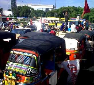 Sopir Taksi dan Bajaj Demo DPR