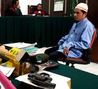 Sepucuk Revolver di Sidang Teroris
