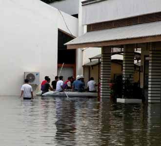 Tanggul PLTU Muara Karang Jebol