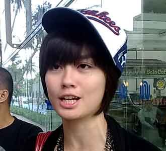 Agnes Monica Bertopi Miring