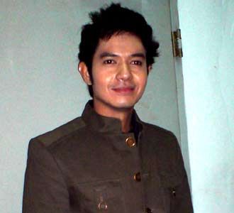 Dude Herlino Bergaya Oldies