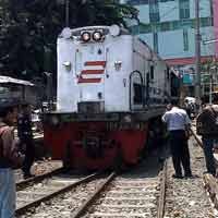 Kereta Anjlok Sempat Macetkan Jalan Dupak 