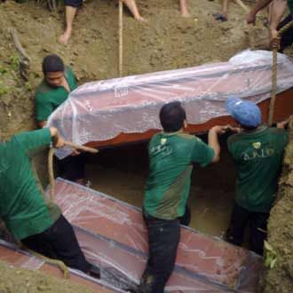 Korban Tabrakan Maut Dimakamkan Dalam Satu Liang