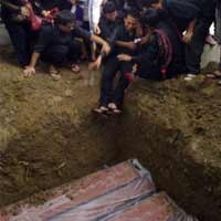 Jenazah Ibu dan 2 Anak Dimakamkan Dalam Satu Lubang