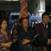 Isak Tangis Warnai Keberangkatan Jenazah