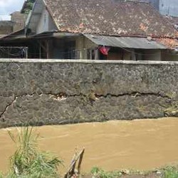 Khawatir Kirmir Ambrol, Warga Cikawao Mengungsi