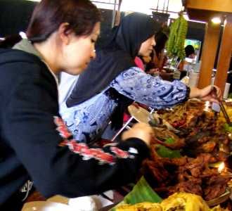 Bersantap di Amanat Penderitaan Rakyat