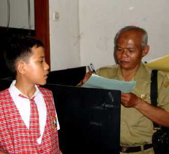 Pelajar di Warnet Dirazia