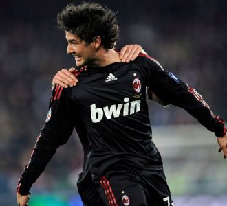 Milan Menang di Kandang Bari