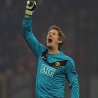 Van der Sar Setuju Tambah Kontrak