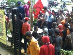Bendera dan Kaos PD Dibakar di KPK, Kuningan Tersendat