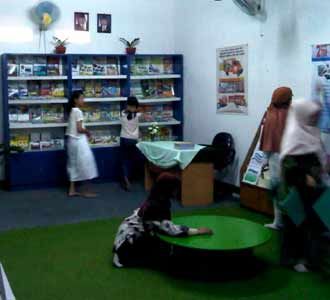 Melihat Taman Bacaan di Gang Sempit
