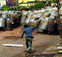 Warga Makassar Bentrok Dengan Polisi