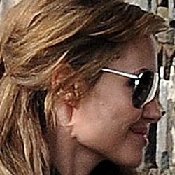 Ada Benjolan Aneh di Wajah Jolie