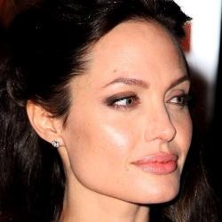 Benjolan Aneh di Wajah Jolie Direkayasa?