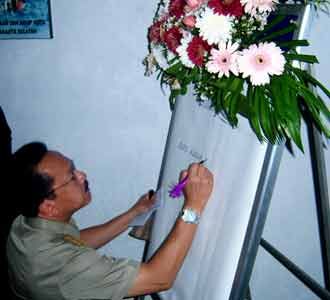 Foke Resmikan Taman Bacaan