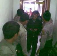 Polisi Geledah Tas Wartawan dan Pengunjung