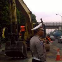 5 Teknisi Perbaiki Bekhoe Mogok, Tol JORR Agak Lancar 