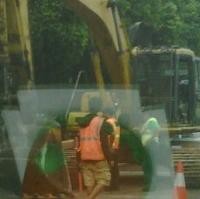 Petugas Masih Tunggu Derek untuk Evakuasi Bekhoe