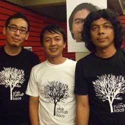 Efek Rumah Kaca Dampingi Pentas Teater di Singapura