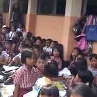 Sekolah Diterjang Puting Beliung, Siswa Harus Belajar di Teras 