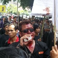 Tuntut Gubernur Lengser, Demonstran Hantamkan Gelas ke Kepala