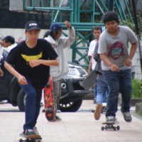 Bermain Skateboard Sampai Pagi