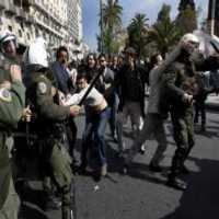 34 Ribu Demonstran Bentrok dengan Polisi di Yunani