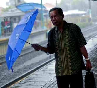 Stasiun Pasar Minggu di Kala Hujan