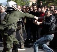 Demonstran-Polisi Yunani Bentrok