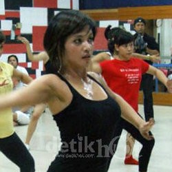 Demi Tubuh Atletis, Denada Bangun Tempat Ngegym