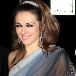 Berkain Sari, Elizabeth Hurley Pamer Payudara