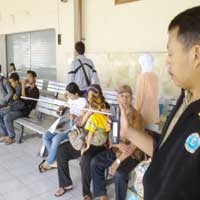 Penumpang Stasiun Gubeng Dirazia Alat Deteksi Narkoba