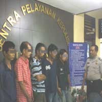 Iseng Main Judi Dadu, Guru Madrasah Digaruk