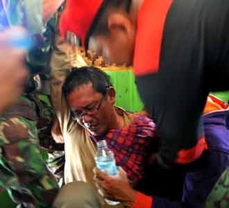 Keluarga Korban Longsor Pingsan