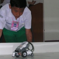 Kompetisi Robot T-Rex 2010 Dibuat Lebih Sulit