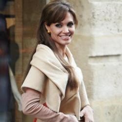 Jolie Jadi Tontonan Ribuan Orang di Paris