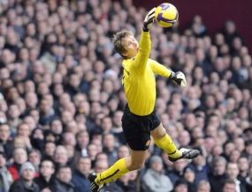 Van der Sar Resmi Diikat Hingga 2011