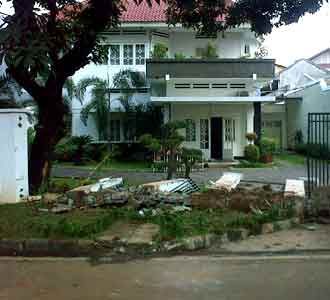 Pagar Rumah Jebol Diterjang Mobil