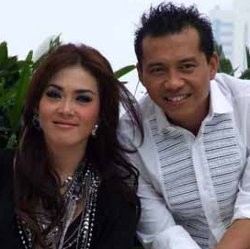 Syahrini Kaget Dapat Ciuman dari Anang