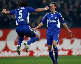 Schalke Atasi Dortmund 2-1