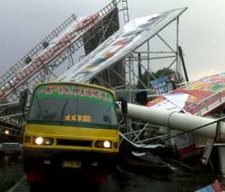 Pohon Tumbang di Gintung Ciputat Timpa Mobil