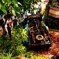 Mobil Pick Up Terjun dari Tebing di Cirendeu, 3 Orang Luka