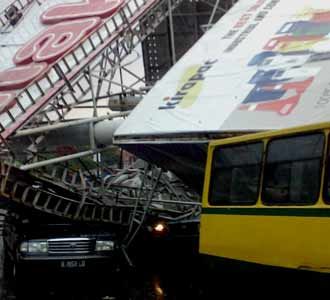 Billboard Roboh di Ciputat